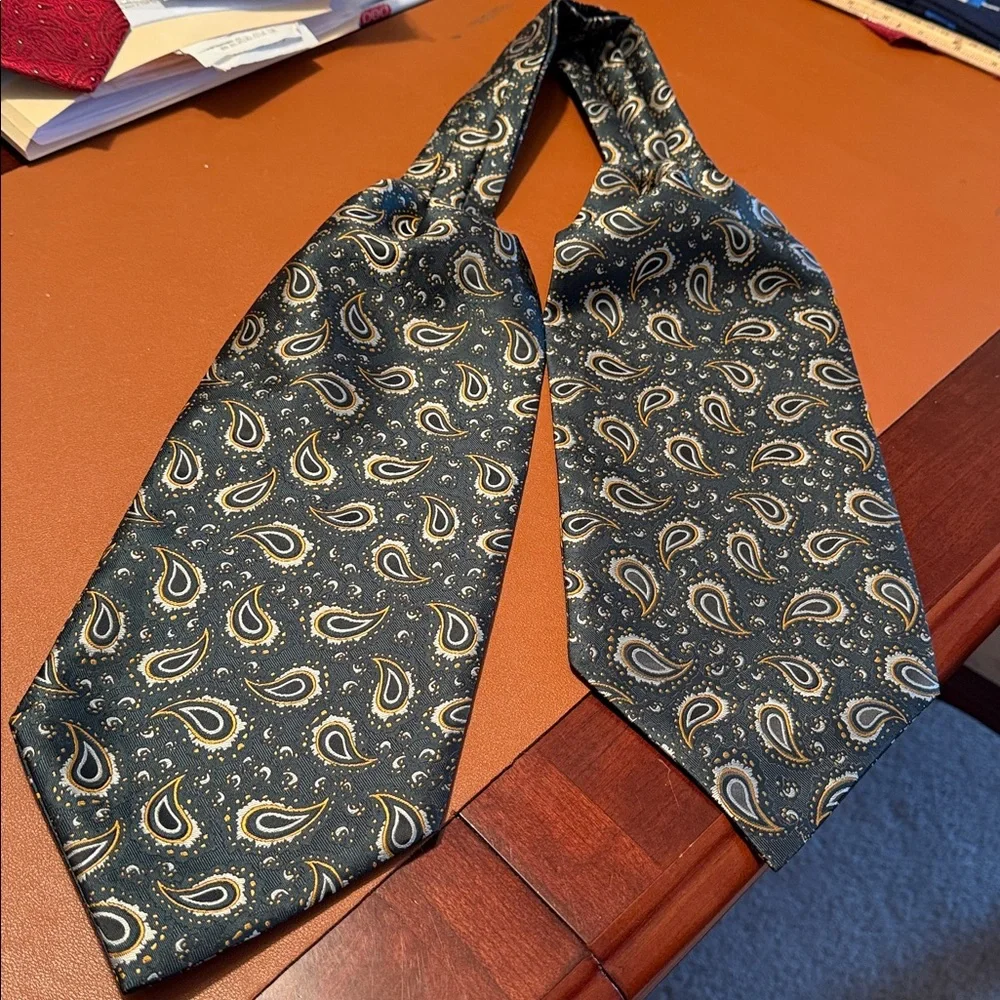 Elegant Green Paisley Men's Ascot Cravat